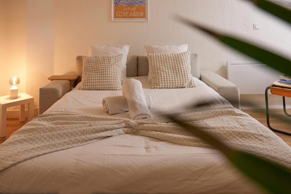 Bed, Photo of the whole room, Bedroom, towels