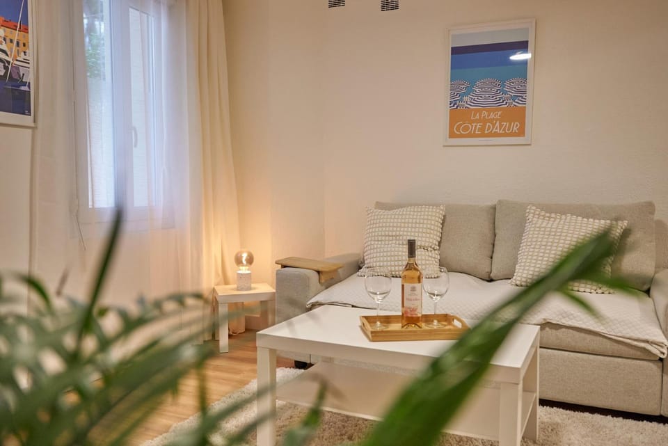 Living room, Food and drinks, Seating area, Dining area