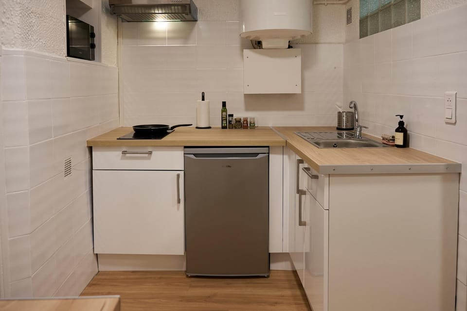 Coffee/tea facilities, Kitchen or kitchenette, dishwasher, stove