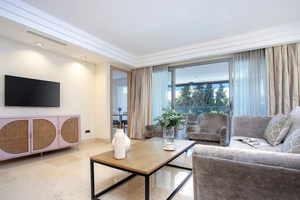 Communal lounge/ TV room, TV and multimedia, Living room, Seating area
