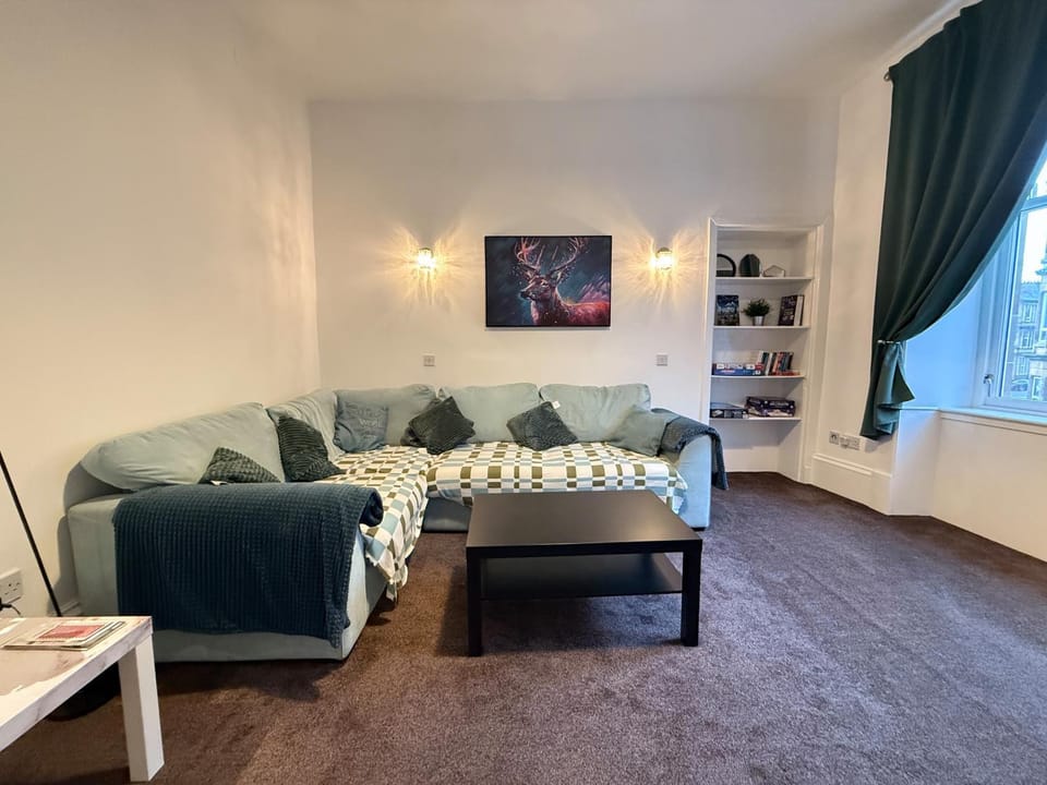 2 Bed Flat - Street Parking Apartment in Glasgow