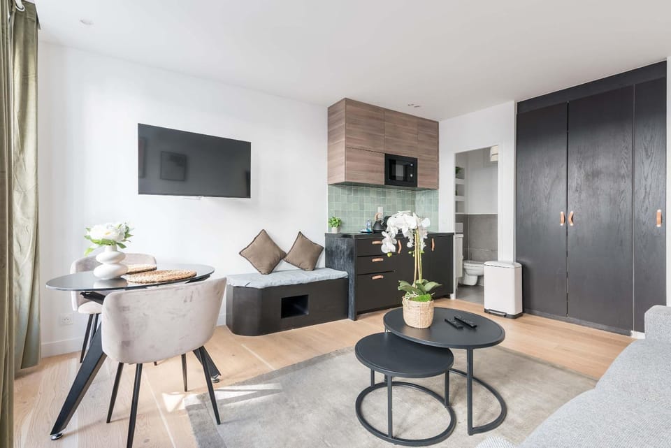 Kitchen or kitchenette, Living room, Seating area