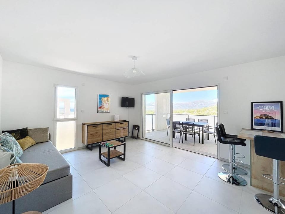 Communal lounge/ TV room, TV and multimedia, Living room