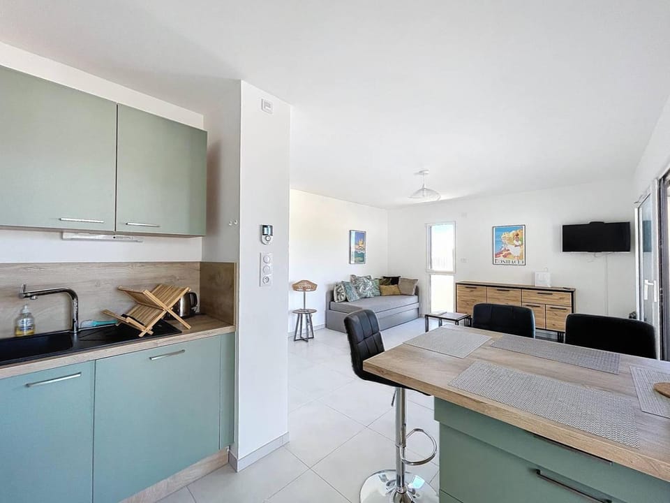 Kitchen or kitchenette, Dining area, stove