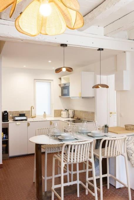 Kitchen or kitchenette, Dining area, dishwasher