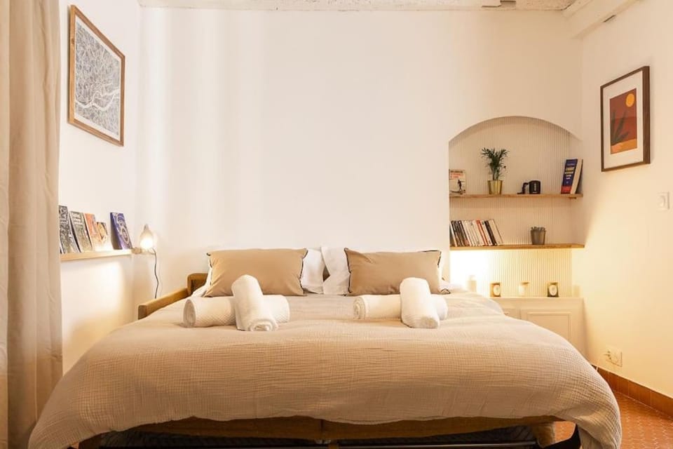 Bed, Living room