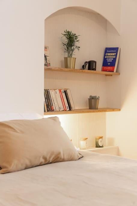 Bed, Living room