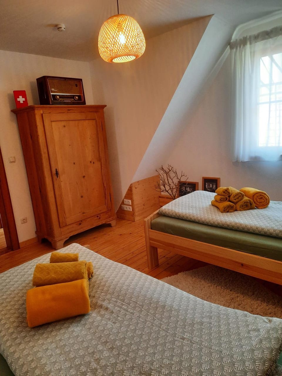 Bed, Bedroom, towels