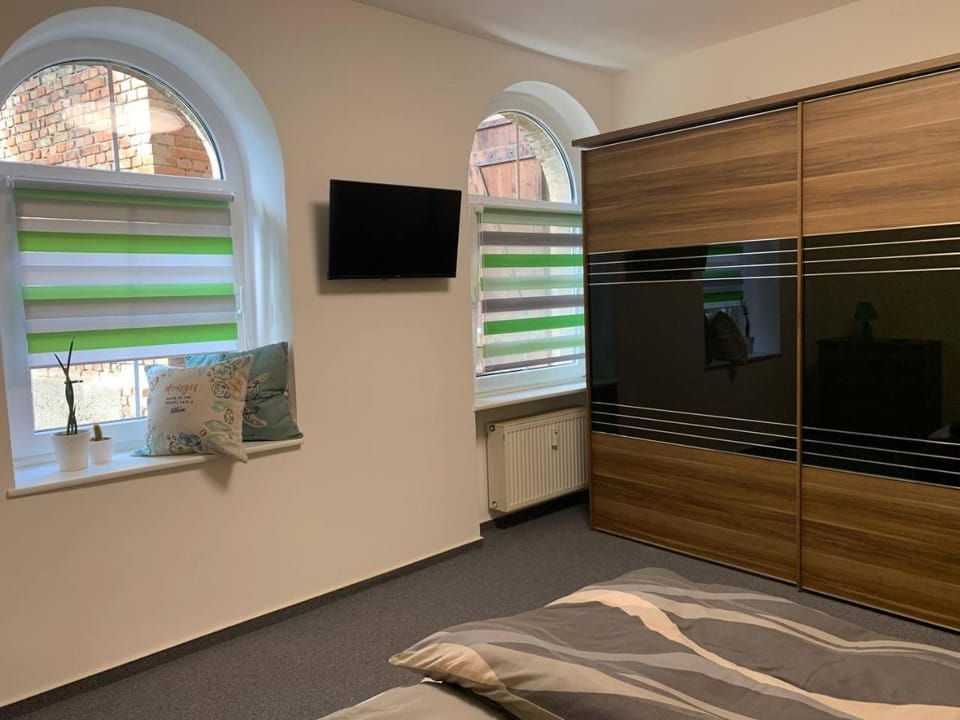 Bed, TV and multimedia, Photo of the whole room, Bedroom, wardrobe