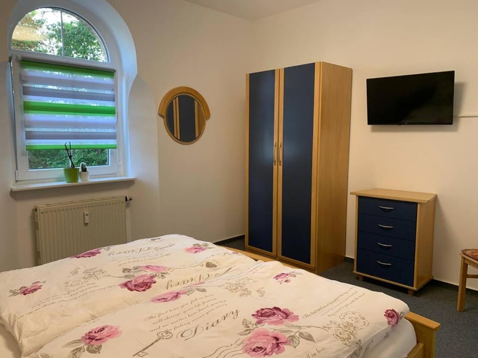 Bed, TV and multimedia, Photo of the whole room, Bedroom, wardrobe