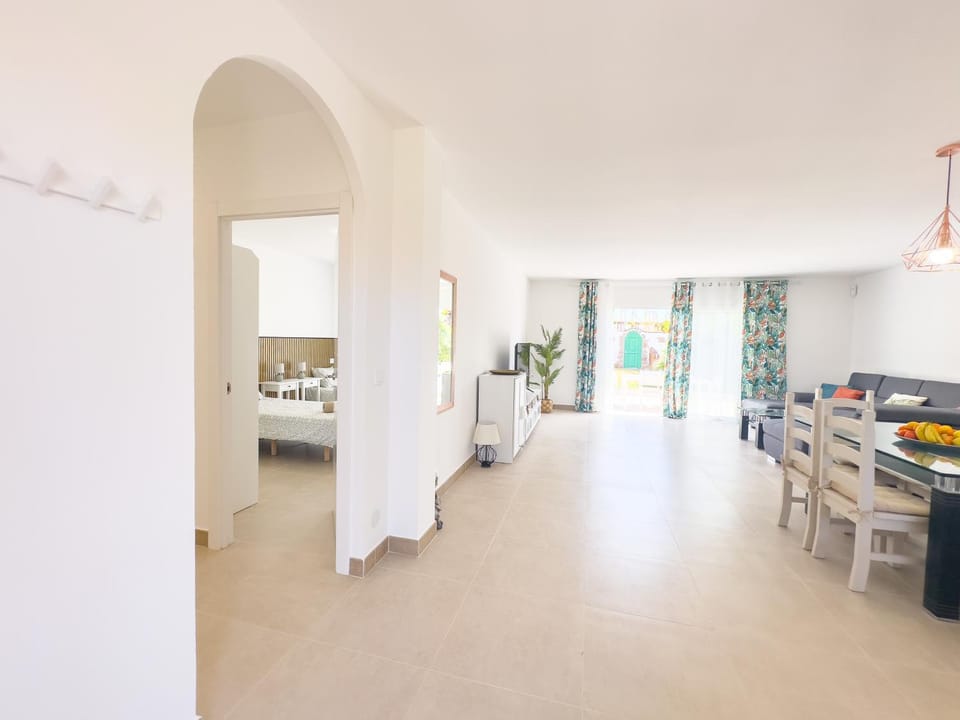 Bed, Kitchen or kitchenette, Photo of the whole room, Dining area, Bedroom