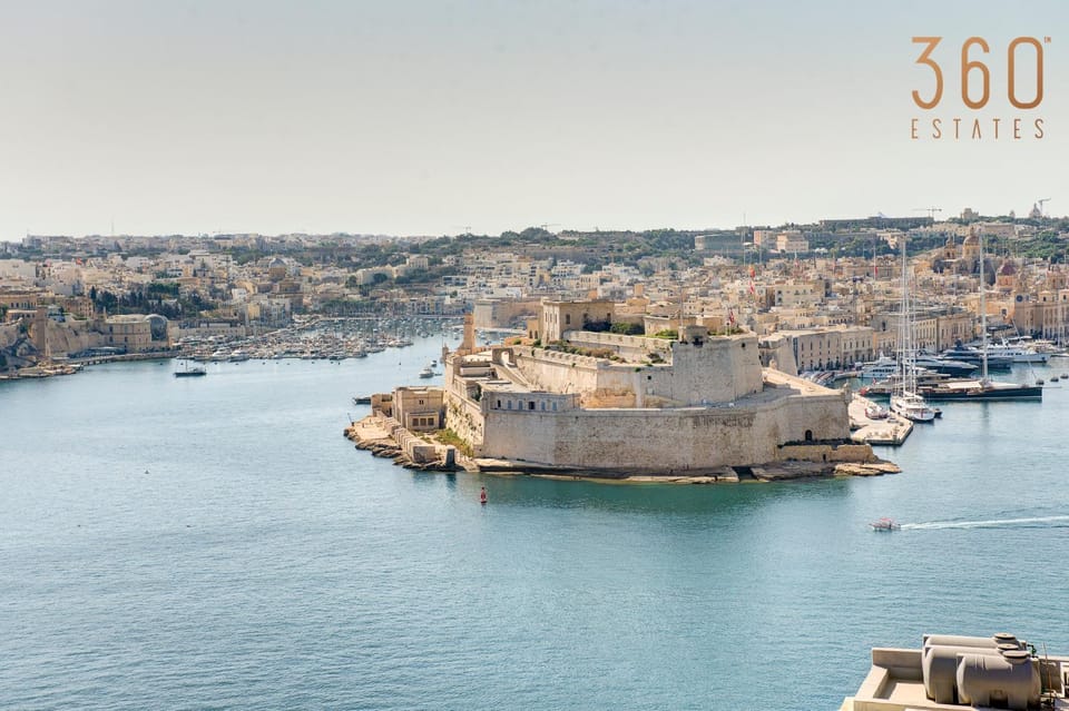 Nearby landmark, Natural landscape, Activities, City view, Lake view, Landmark view, River view, Sea view
