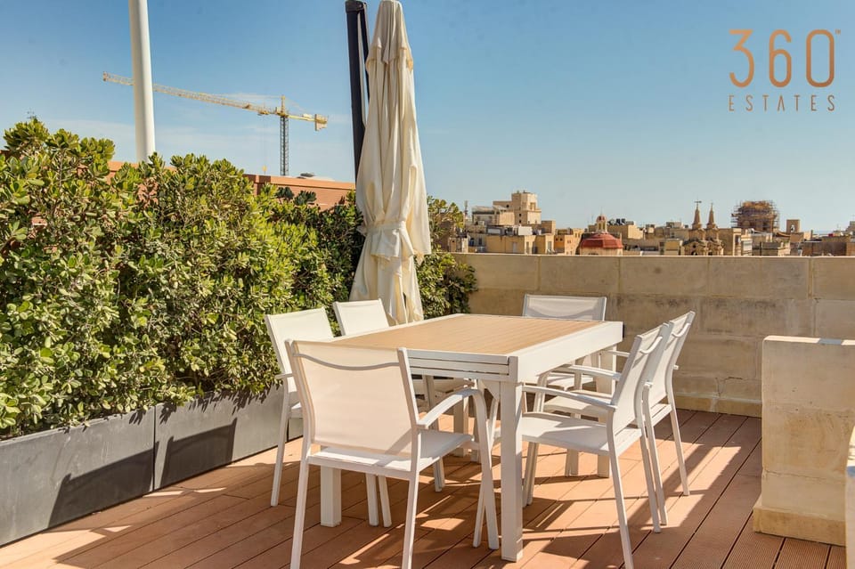 Patio, Day, Balcony/Terrace, Dining area