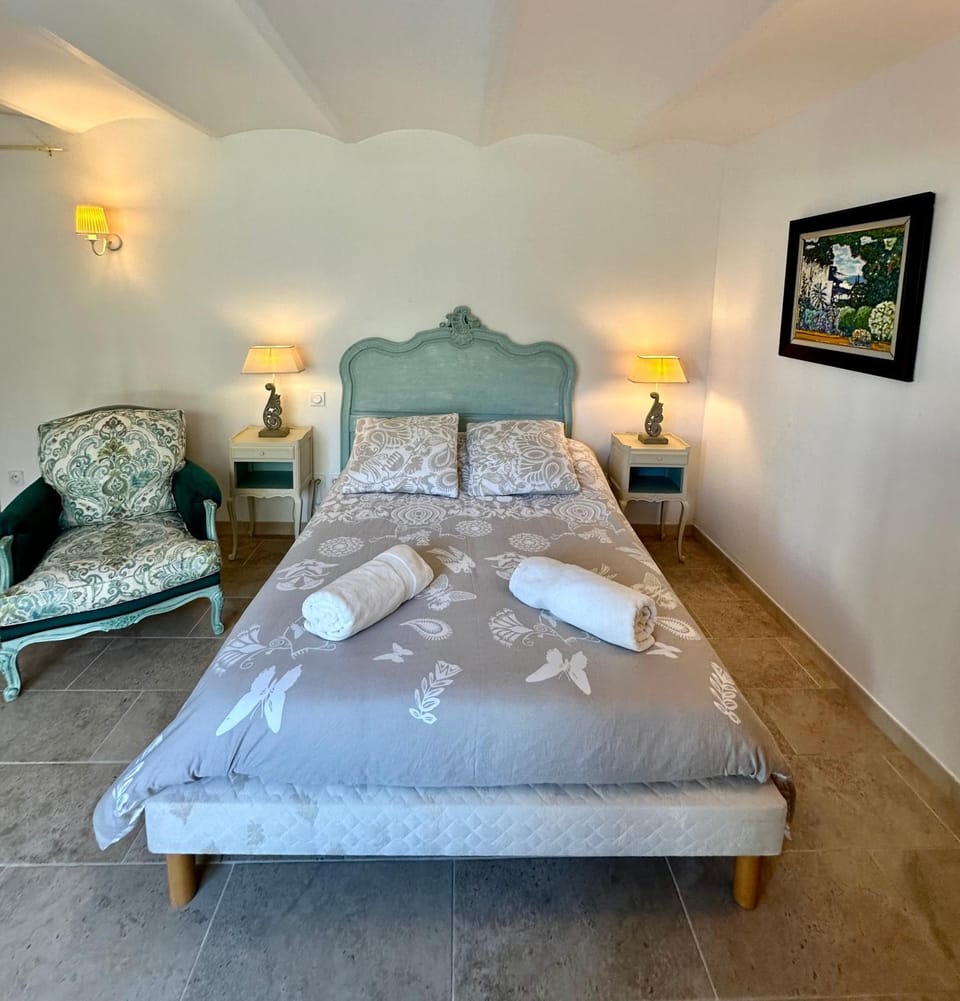 Bed, Bedroom, towels
