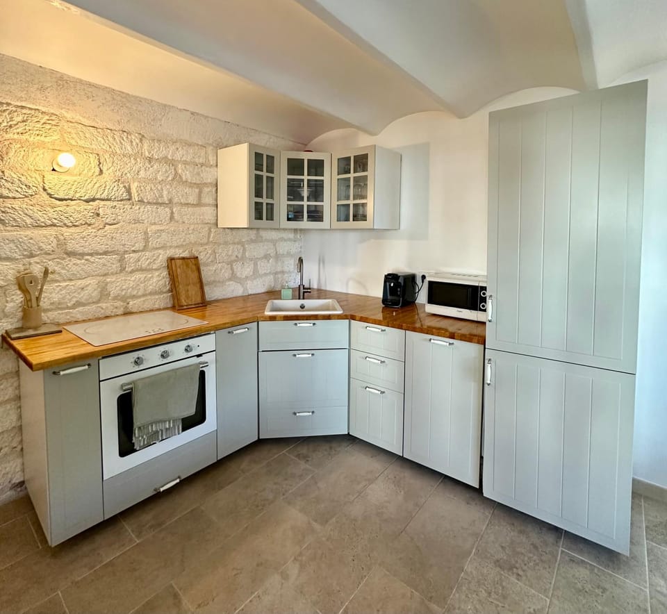 Coffee/tea facilities, Kitchen or kitchenette, microwave, oven, stove, toaster, kitchen