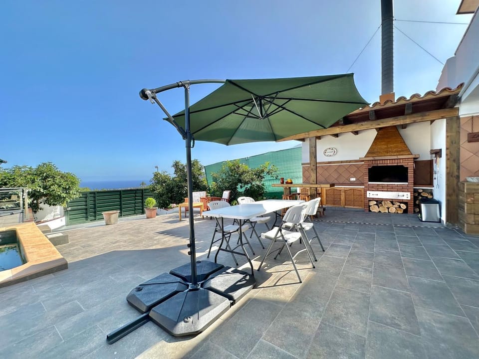 Patio, BBQ facilities, Dining area, Sea view
