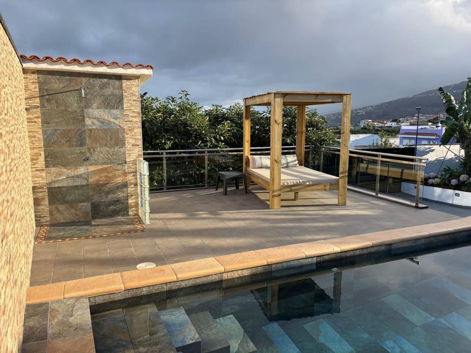 Swimming pool, sunbed