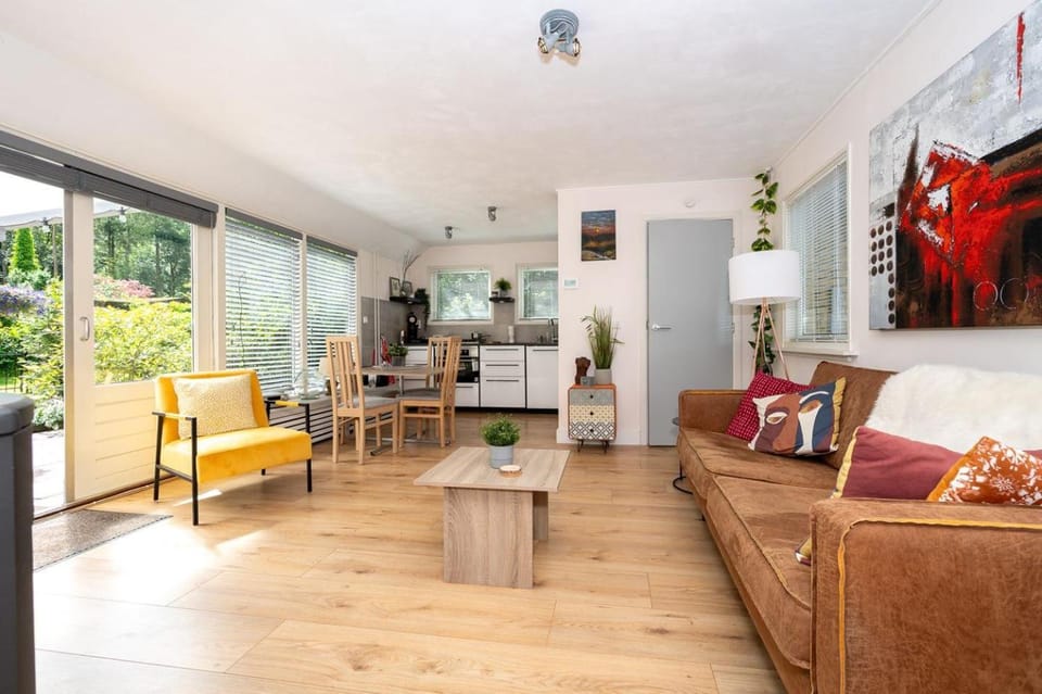 Kitchen or kitchenette, Living room, Seating area, Dining area, oven