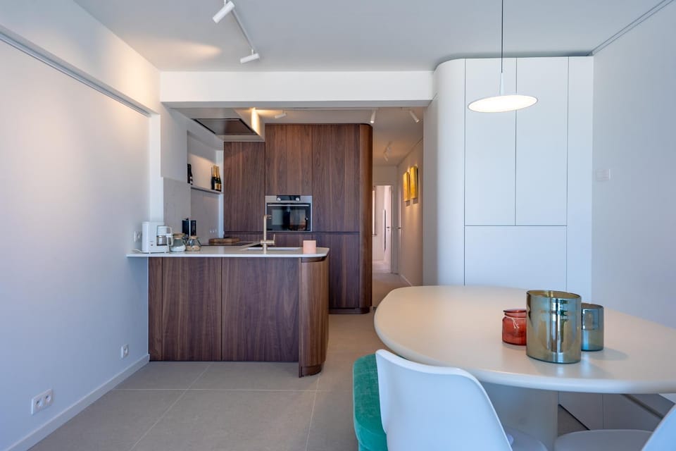 Coffee/tea facilities, Kitchen or kitchenette, Dining area, oven