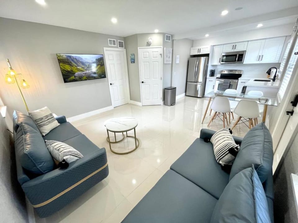 TV and multimedia, Kitchen or kitchenette, Living room, Seating area, Dining area