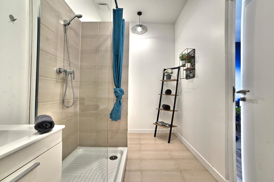 Shower, Bathroom, towels