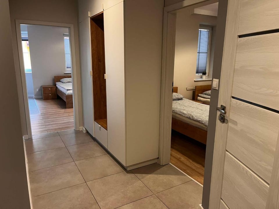 Photo of the whole room, towels