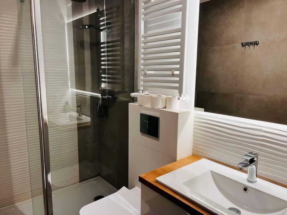 Shower, Toilet, Bathroom, towels