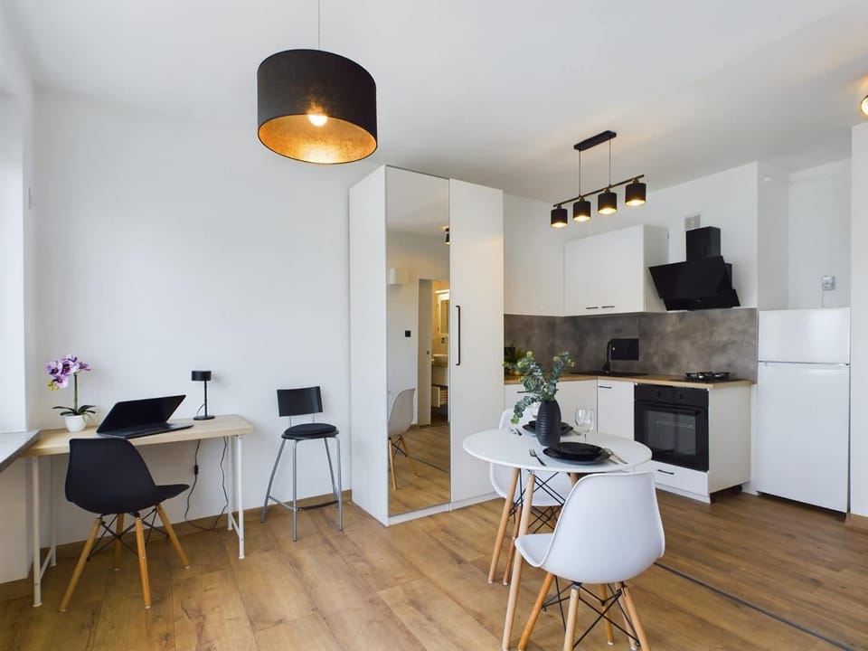 Kitchen or kitchenette, Seating area, Dining area