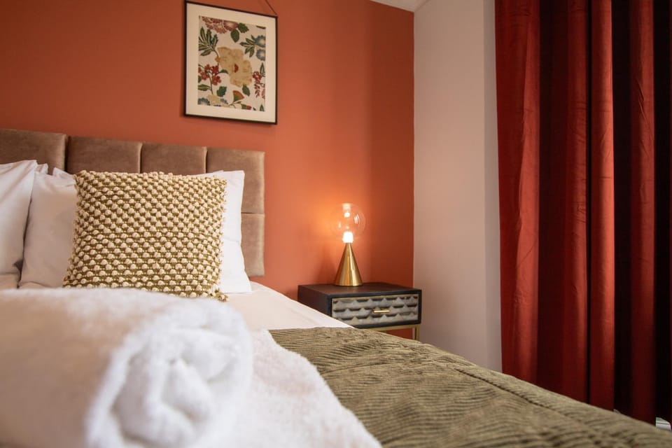 Bed, Bedroom, towels