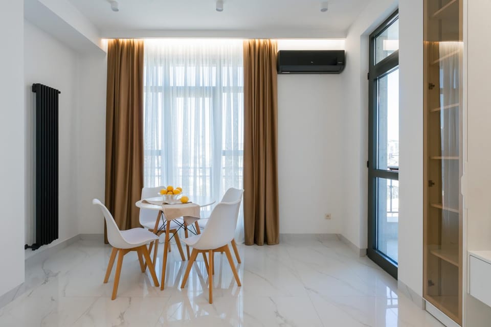 TV and multimedia, Living room, Seating area, Dining area, air conditioner