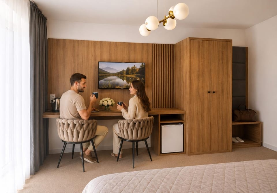 Bed, People, TV and multimedia, Photo of the whole room, Dining area, Bedroom, Guests, group of guests, oven, wardrobe