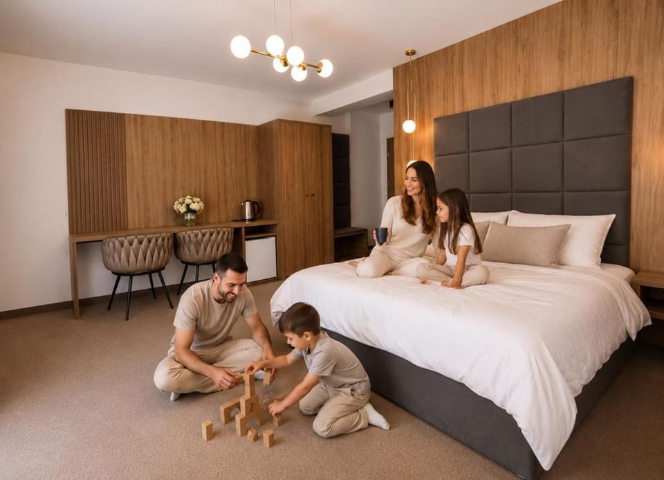 Bed, People, Photo of the whole room, Bedroom, children, group of guests, Family