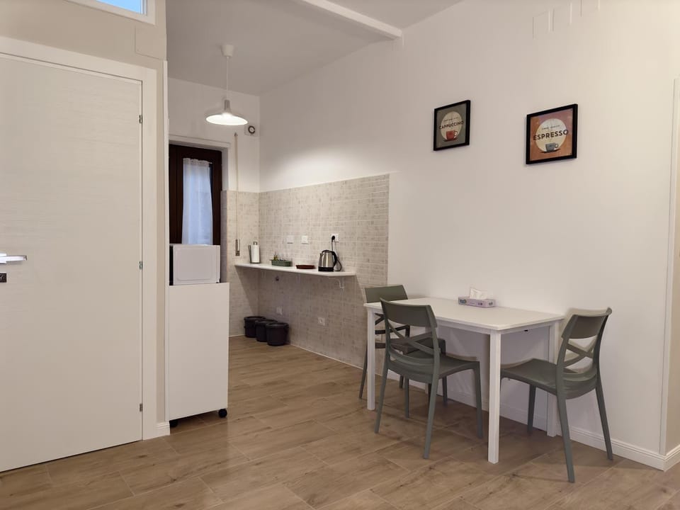 Kitchen or kitchenette, Dining area