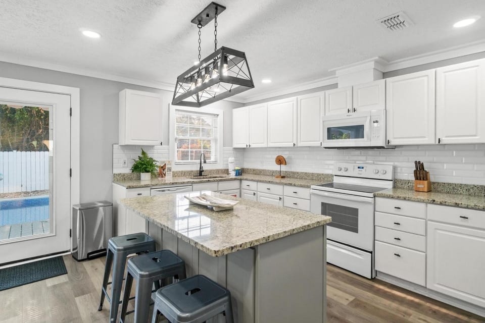 Kitchen or kitchenette, Dining area, dishwasher, oven, stove