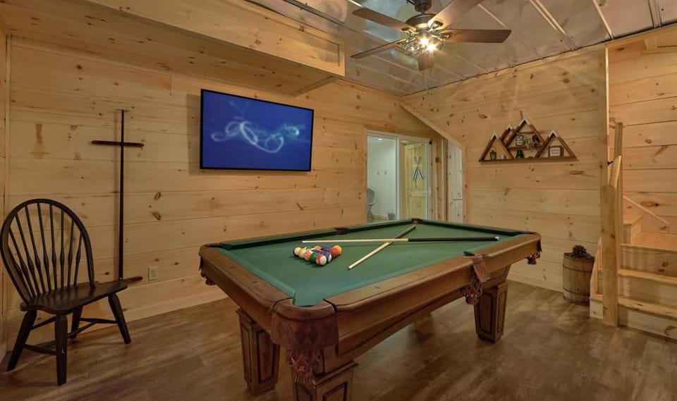 Experience Luxury and Serenity at 3 Little Bears Just Minutes from Top Attractions Private Indoor Pool Hot Tub House in Pigeon Forge
