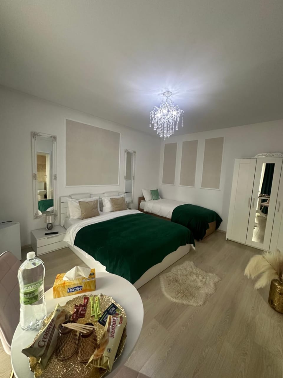 Bed, Food and drinks, Dining area, Bedroom, Drinks