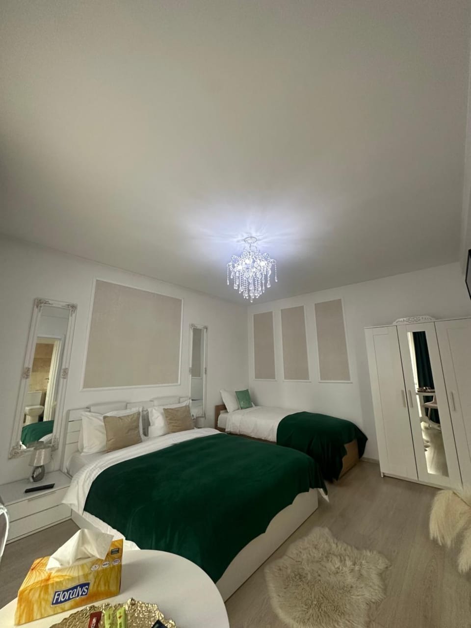 Bed, Food and drinks, Photo of the whole room, Bedroom