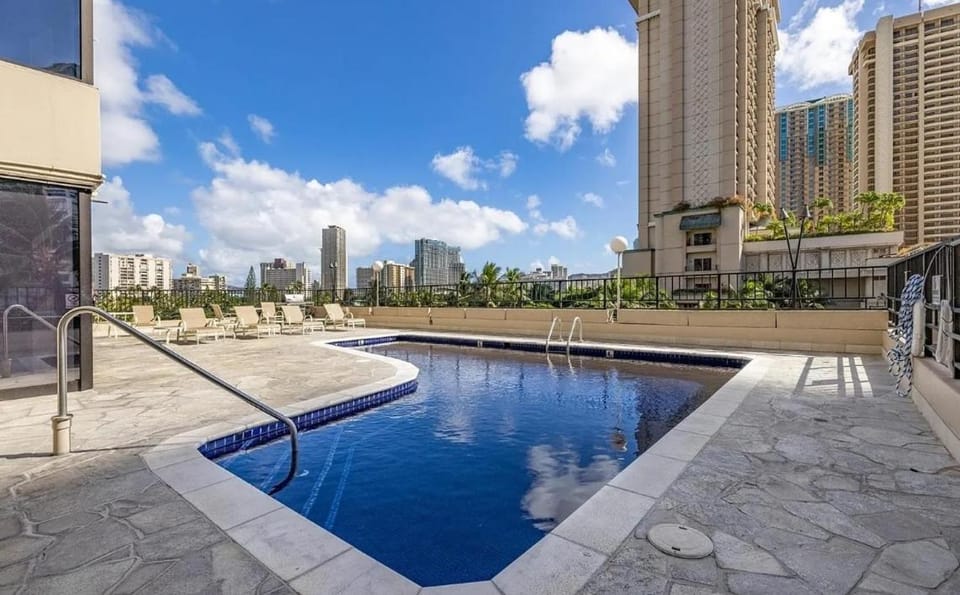 Aqua Palms Paradise Studio Apartment in McCully-Moiliili