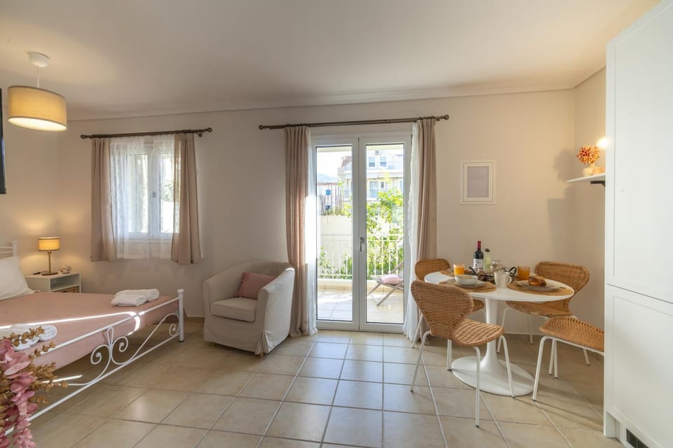 Photo of the whole room, Dining area, Location