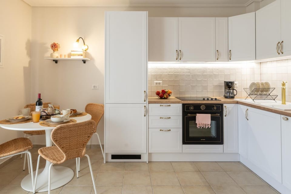 Coffee/tea facilities, Kitchen or kitchenette, oven, stove, kitchen