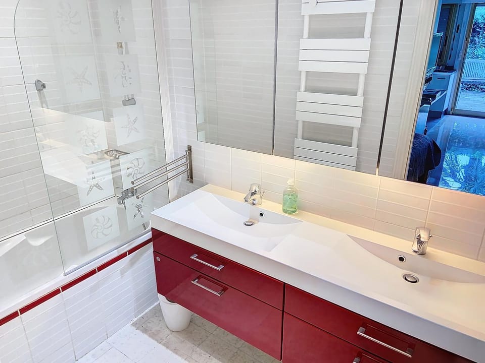 A 2 pas des plages piscine 183L STENJ Apartment in Cannes