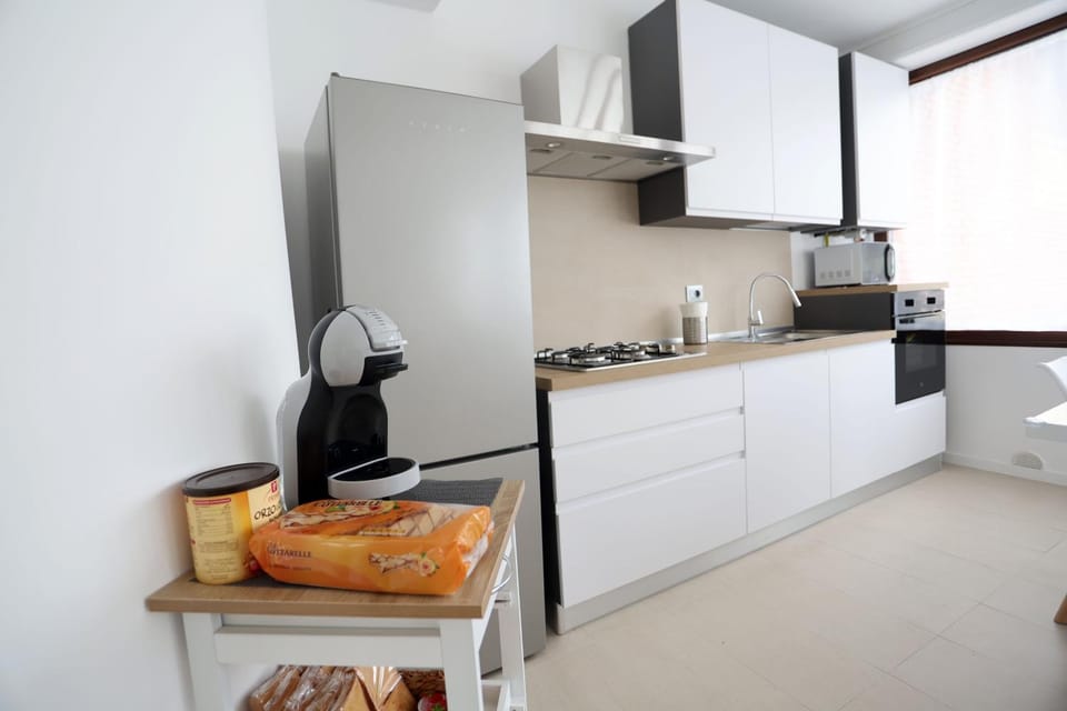 Kitchen or kitchenette, dishwasher, stove