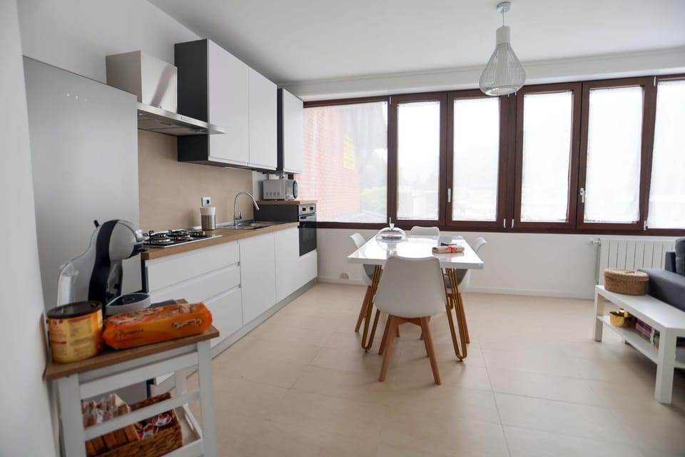 Coffee/tea facilities, Kitchen or kitchenette, Seating area, Dining area, stove