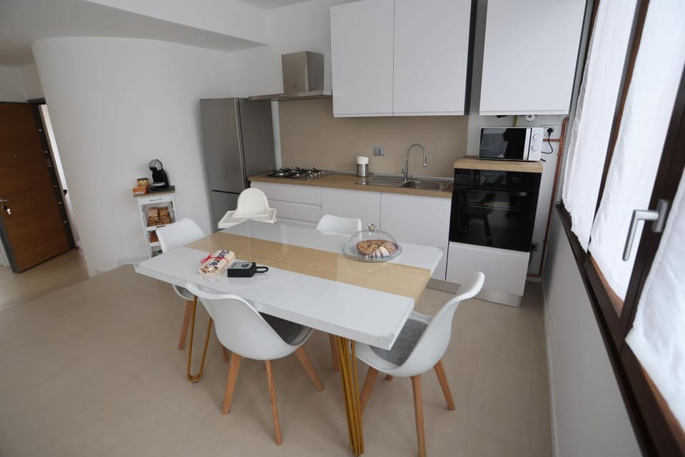 Coffee/tea facilities, Kitchen or kitchenette, Dining area, oven, stove