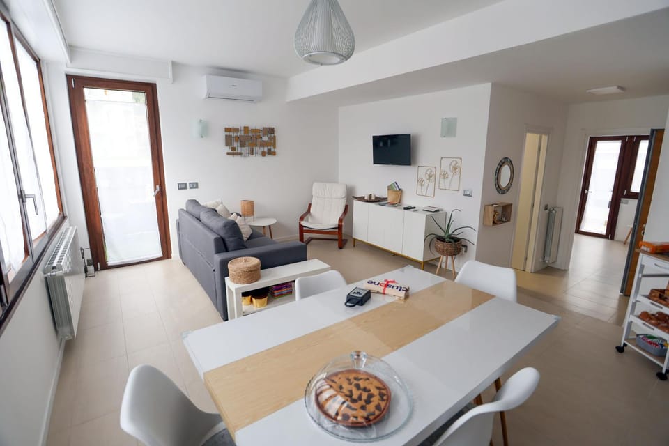 Living room, Seating area, Dining area, air conditioner