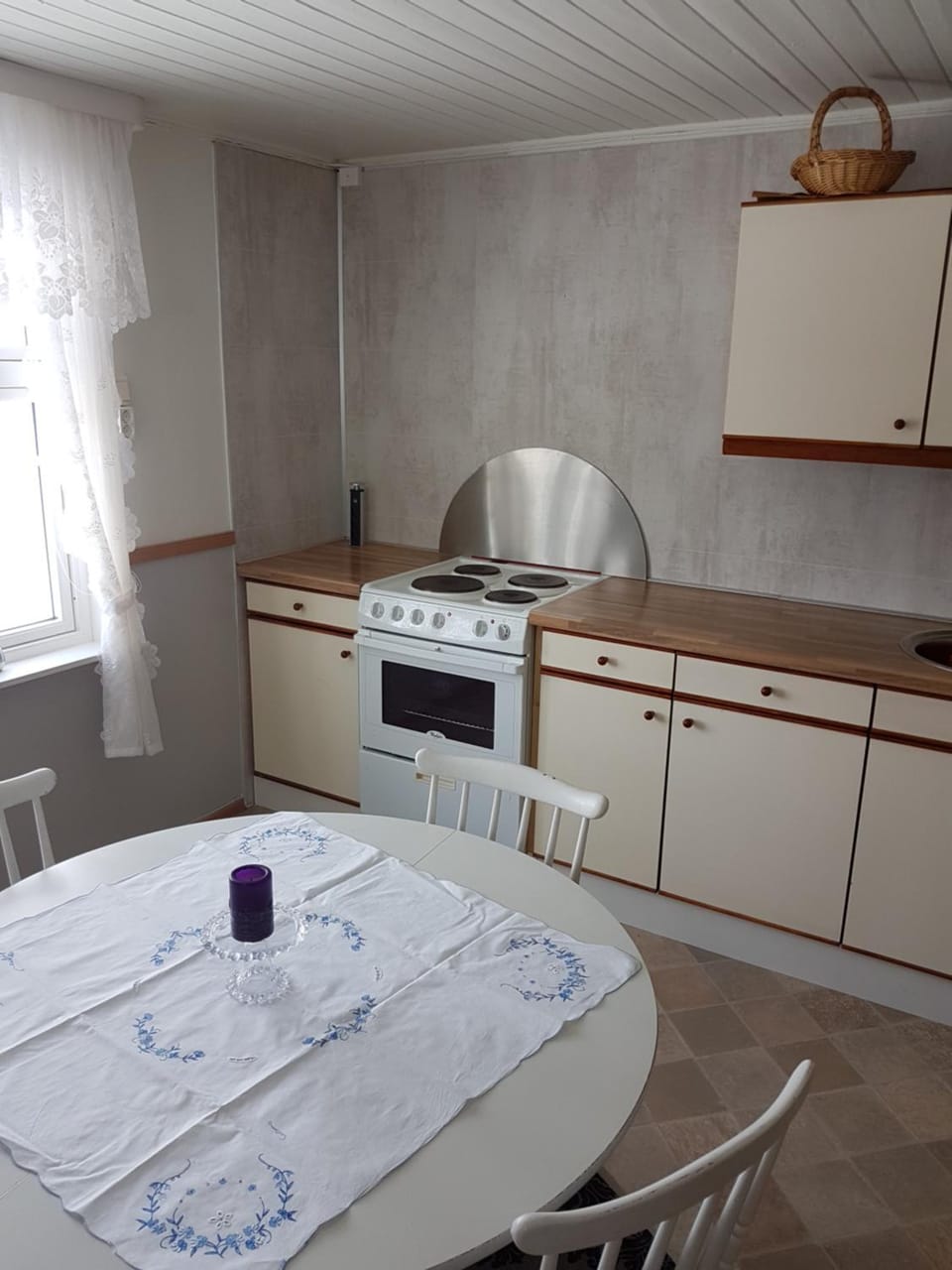 Kitchen or kitchenette, Dining area, stove