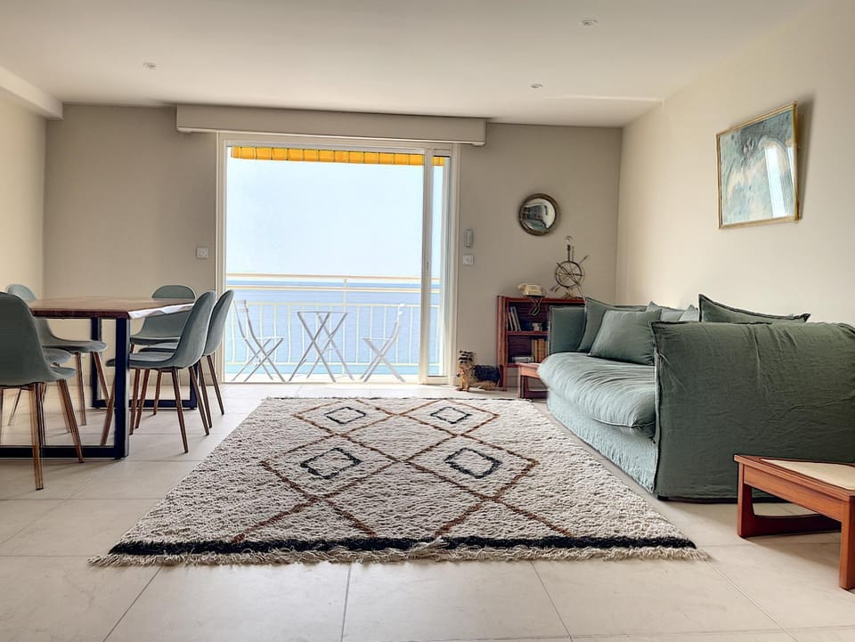Superbe 3 pièces front de mer 303L MEGR Apartment in Cannes