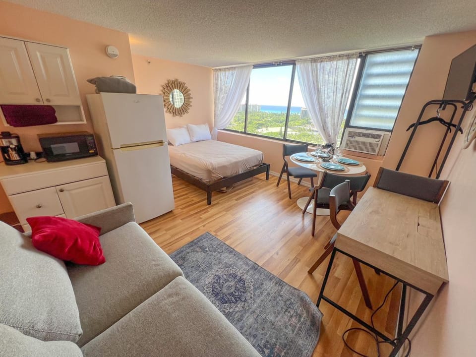 Island Haven Hawaiian Monarch Studio Apartment in McCully-Moiliili