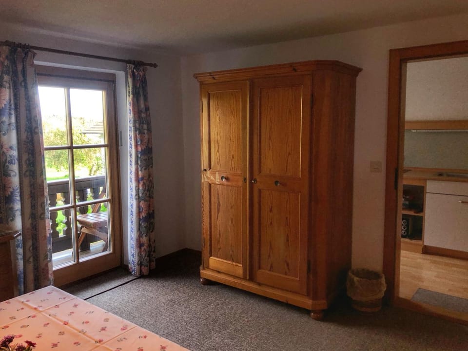 Photo of the whole room, Bedroom, wardrobe