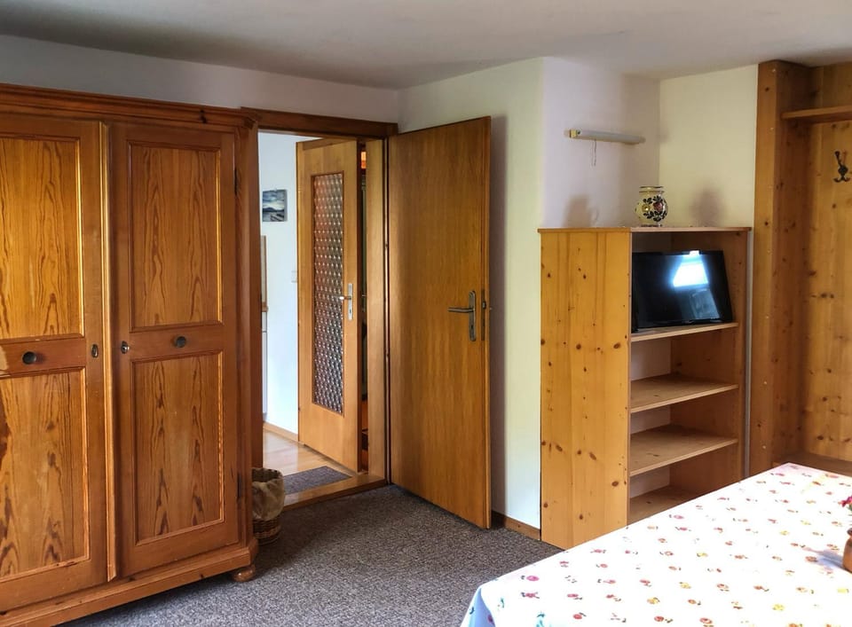 TV and multimedia, Photo of the whole room, Bedroom, wardrobe